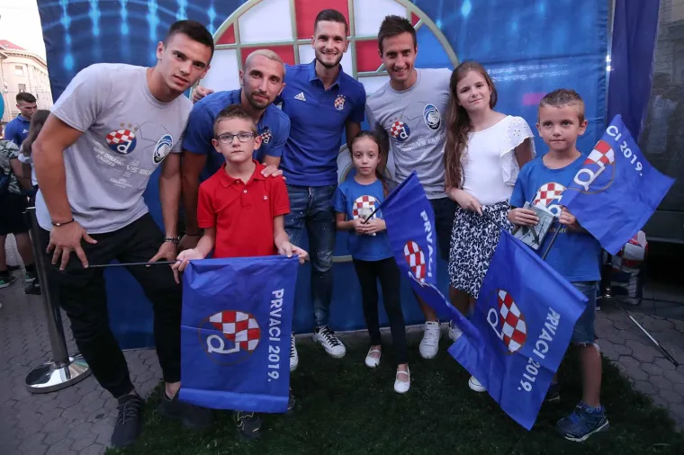16.09.2019., Zagreb - Druzenje igraca Dinama s navijacima ispred Fan shopa GNK Dinamo uoci prve utakmice grupne faze s Atalantom. Nikola Moro, Petar Stojanovic, Marin Leovac, Mario Gavranovic. 
Photo: Goran Stanzl/PIXSELL