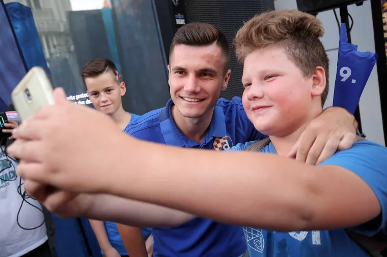 16.09.2019., Zagreb - Druzenje igraca Dinama s navijacima ispred Fan shopa GNK Dinamo uoci prve utakmice grupne faze s Atalantom. Amer Gojak.  
Photo: Goran Stanzl/PIXSELL