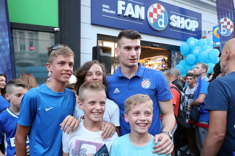 16.09.2019., Zagreb - Druzenje igraca Dinama s navijacima ispred Fan shopa GNK Dinamo uoci prve utakmice grupne faze s Atalantom. Dominik Livakovic. 
Photo: Goran Stanzl/PIXSELL