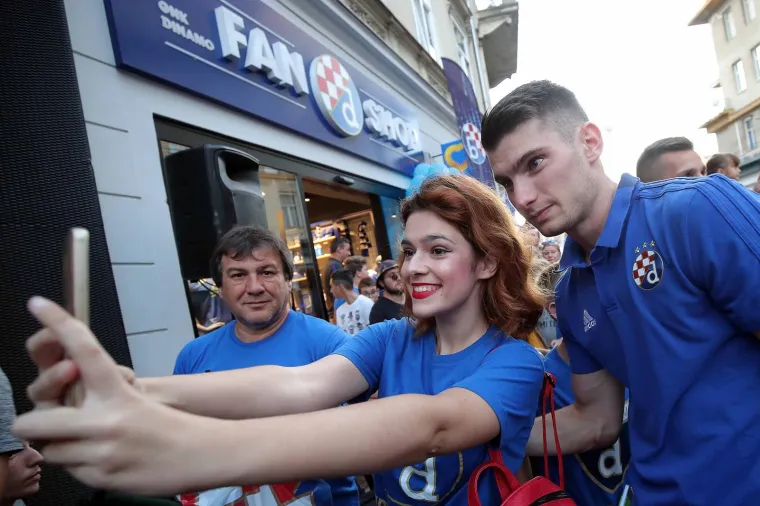 16.09.2019., Zagreb - Druzenje igraca Dinama s navijacima ispred Fan shopa GNK Dinamo uoci prve utakmice grupne faze s Atalantom. Dominik Livakovic. 
Photo: Goran Stanzl/PIXSELL