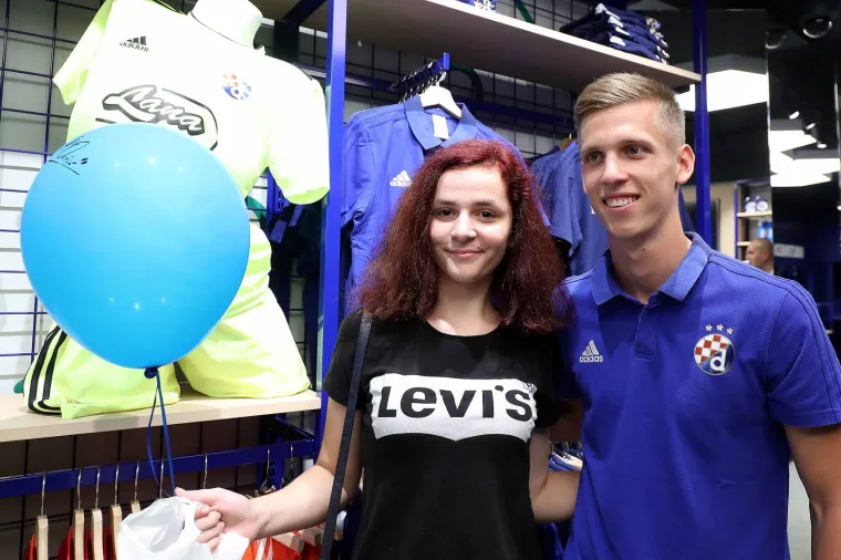 16.09.2019., Zagreb - Druzenje igraca Dinama s navijacima ispred Fan shopa GNK Dinamo uoci prve utakmice grupne faze s Atalantom. Dani Olmo. 
Photo: Goran Stanzl/PIXSELL