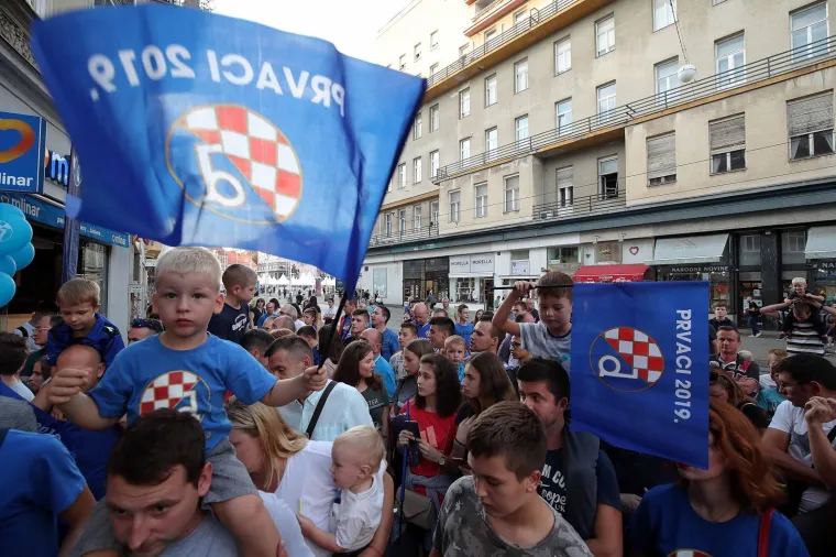 16.09.2019., Zagreb - Druzenje igraca Dinama s navijacima ispred Fan shopa GNK Dinamo uoci prve utakmice grupne faze s Atalantom. 
Photo: Goran Stanzl/PIXSELL