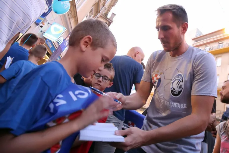 16.09.2019., Zagreb - Druzenje igraca Dinama s navijacima ispred Fan shopa GNK Dinamo uoci prve utakmice grupne faze s Atalantom. 
Photo: Goran Stanzl/PIXSELL