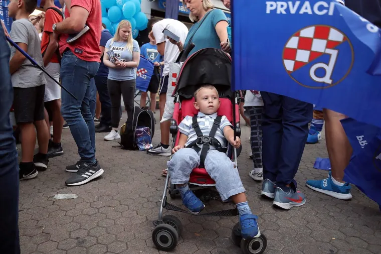 16.09.2019., Zagreb - Druzenje igraca Dinama s navijacima ispred Fan shopa GNK Dinamo uoci prve utakmice grupne faze s Atalantom. 
Photo: Goran Stanzl/PIXSELL