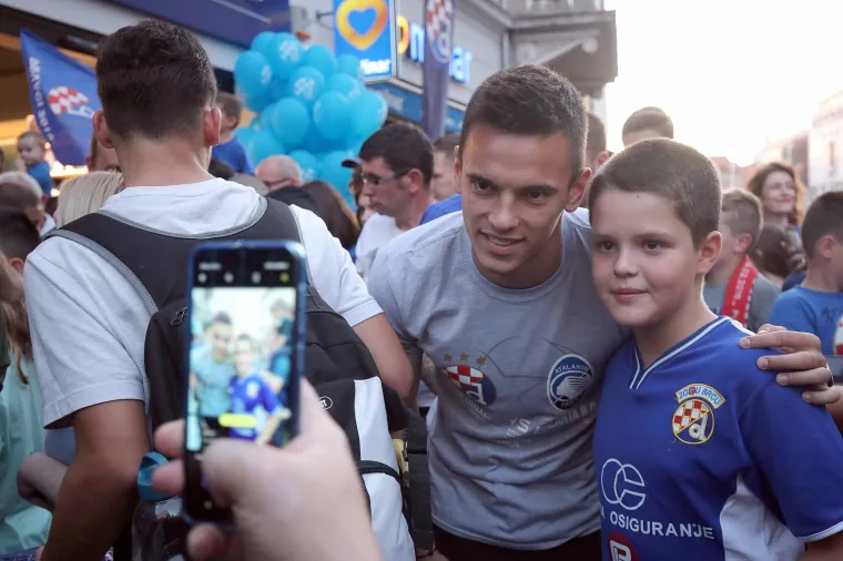 16.09.2019., Zagreb - Druzenje igraca Dinama s navijacima ispred Fan shopa GNK Dinamo uoci prve utakmice grupne faze s Atalantom. 
Photo: Goran Stanzl/PIXSELL