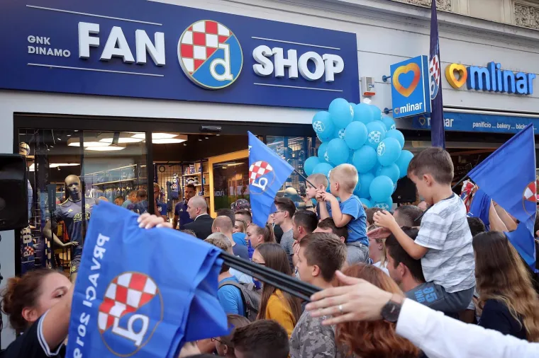 16.09.2019., Zagreb - Druzenje igraca Dinama s navijacima ispred Fan shopa GNK Dinamo uoci prve utakmice grupne faze s Atalantom. 
Photo: Goran Stanzl/PIXSELL