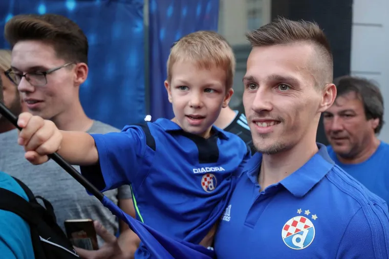 16.09.2019., Zagreb - Druzenje igraca Dinama s navijacima ispred Fan shopa GNK Dinamo uoci prve utakmice grupne faze s Atalantom. Mislav Orsic. 
Photo: Goran Stanzl/PIXSELL