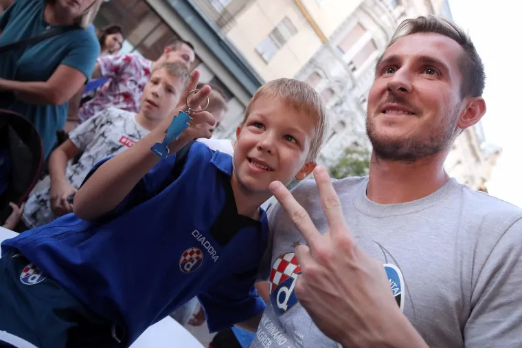 16.09.2019., Zagreb - Druzenje igraca Dinama s navijacima ispred Fan shopa GNK Dinamo uoci prve utakmice grupne faze s Atalantom. Izet Hajrovic. 
Photo: Goran Stanzl/PIXSELL