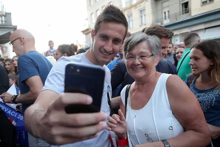 16.09.2019., Zagreb - Druzenje igraca Dinama s navijacima ispred Fan shopa GNK Dinamo uoci prve utakmice grupne faze s Atalantom. Mario Gavranovic. 
Photo: Goran Stanzl/PIXSELL