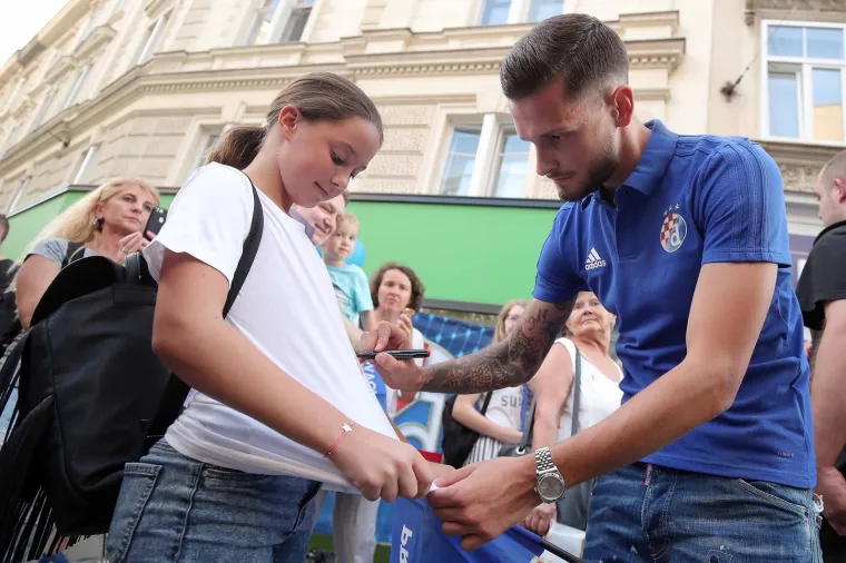16.09.2019., Zagreb - Druzenje igraca Dinama s navijacima ispred Fan shopa GNK Dinamo uoci prve utakmice grupne faze s Atalantom. Petar Stojanovic. 
Photo: Goran Stanzl/PIXSELL