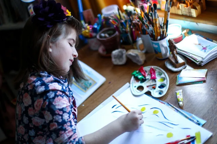 Djevojčica Asya poslala je kraljici Elizabeti II razglednicu, pjesmicu i crtež i dobila odgovor