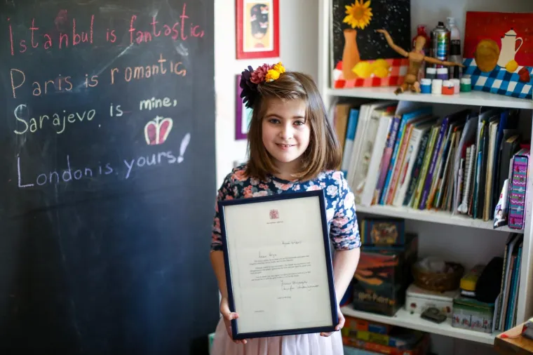 Djevojčica Asya poslala je kraljici Elizabeti II razglednicu, pjesmicu i crtež i dobila odgovor