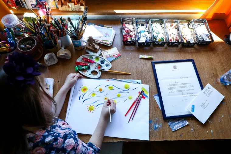 Djevojčica Asya poslala je kraljici Elizabeti II razglednicu, pjesmicu i crtež i dobila odgovor