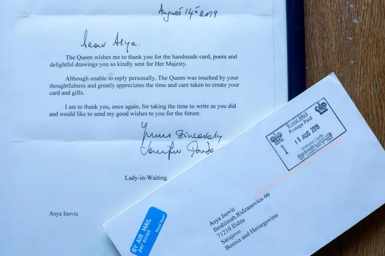 Djevojčica Asya poslala je kraljici Elizabeti II razglednicu, pjesmicu i crtež i dobila odgovor