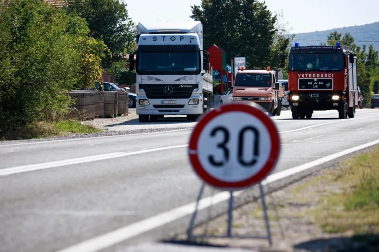 Sudarila se tri kamiona kod Trilja! Vozača izvlačili vatrogasci