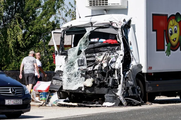 Sudarila se tri kamiona kod Trilja! Vozača izvlačili vatrogasci