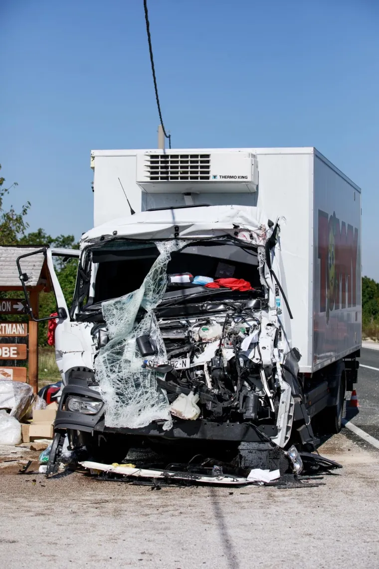 Sudarila se tri kamiona kod Trilja! Vozača izvlačili vatrogasci