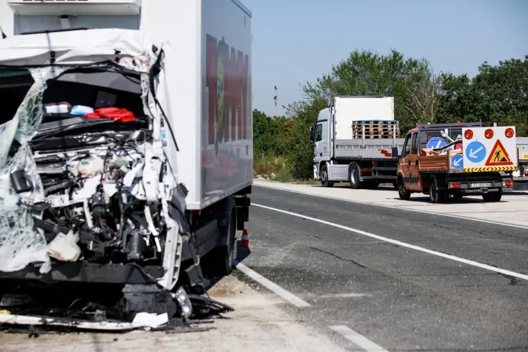 Sudarila se tri kamiona kod Trilja! Vozača izvlačili vatrogasci