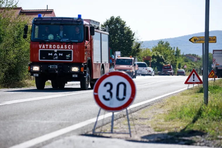 Sudarila se tri kamiona kod Trilja! Vozača izvlačili vatrogasci