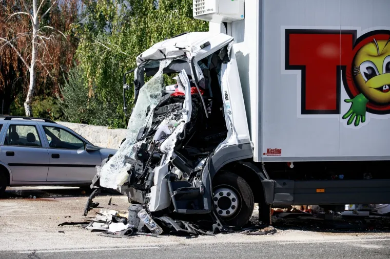 Sudarila se tri kamiona kod Trilja! Vozača izvlačili vatrogasci