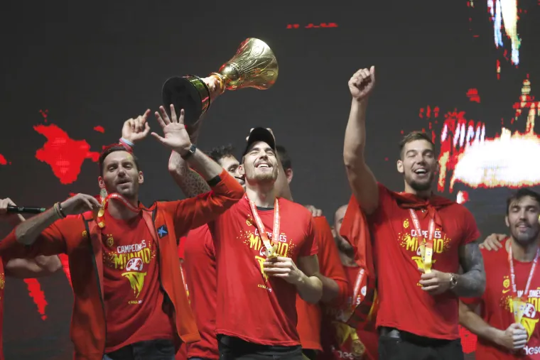 Svjetske prvake &Scaron;panjolce u Madridu dočekalo nekoliko tisuća razdraganih navijača