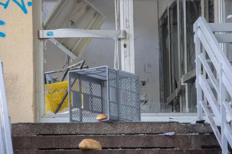 Riječane probudila snažna eksplozija: Lopovi raznijeli bankomat, policija traga za njima