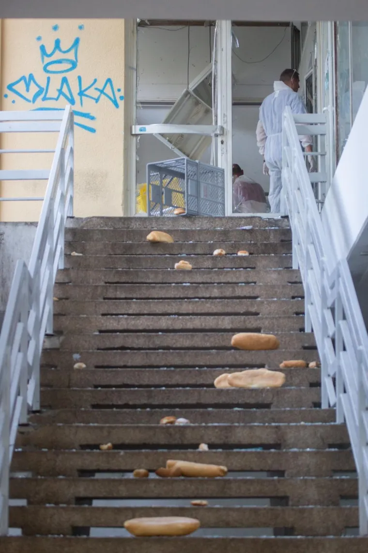 Riječane probudila snažna eksplozija: Lopovi raznijeli bankomat, policija traga za njima