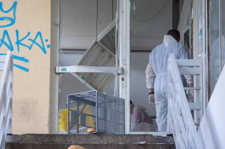 Riječane probudila snažna eksplozija: Lopovi raznijeli bankomat, policija traga za njima