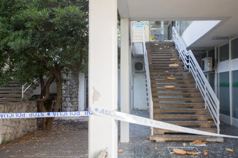 Riječane probudila snažna eksplozija: Lopovi raznijeli bankomat, policija traga za njima