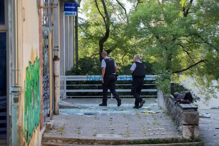 Riječane probudila snažna eksplozija: Lopovi raznijeli bankomat, policija traga za njima