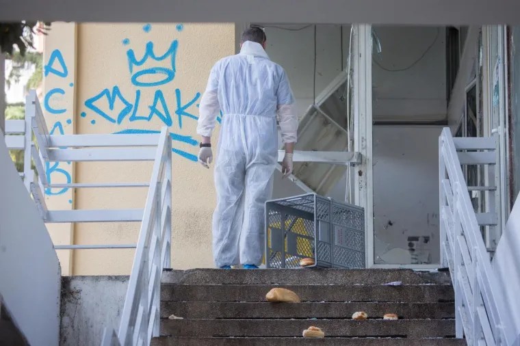 Riječane probudila snažna eksplozija: Lopovi raznijeli bankomat, policija traga za njima