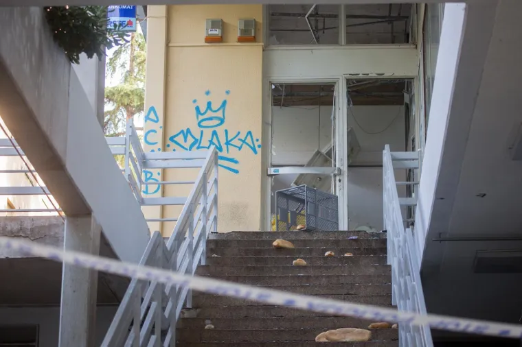 Riječane probudila snažna eksplozija: Lopovi raznijeli bankomat, policija traga za njima