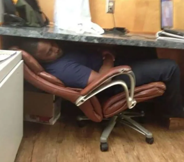 Umor ne pita: Oni su zaspali na najgorim mjestima i u jo&scaron; čudnijim pozicijama