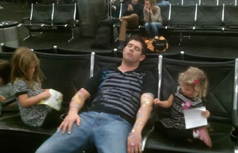 Umor ne pita: Oni su zaspali na najgorim mjestima i u jo&scaron; čudnijim pozicijama