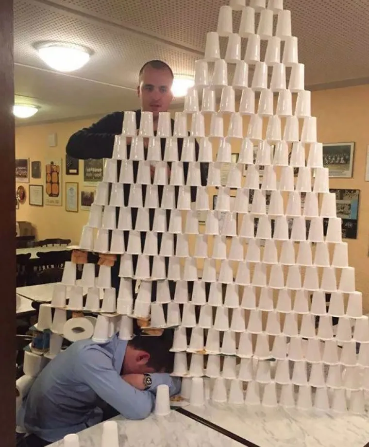 Umor ne pita: Oni su zaspali na najgorim mjestima i u jo&scaron; čudnijim pozicijama