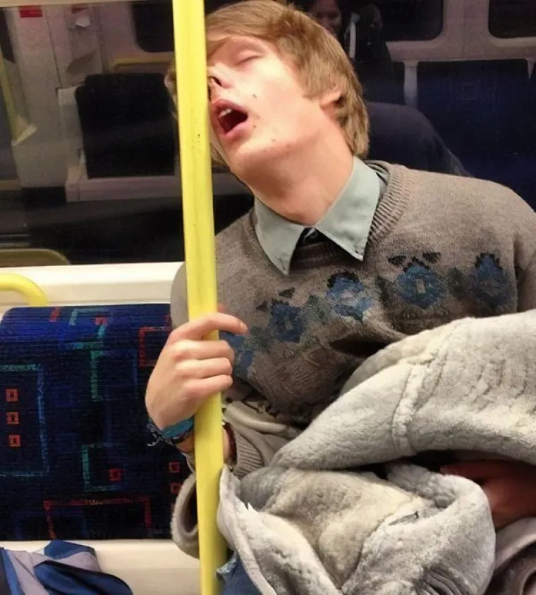 Umor ne pita: Oni su zaspali na najgorim mjestima i u jo&scaron; čudnijim pozicijama