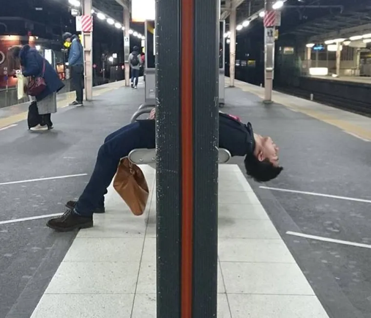 Umor ne pita: Oni su zaspali na najgorim mjestima i u jo&scaron; čudnijim pozicijama