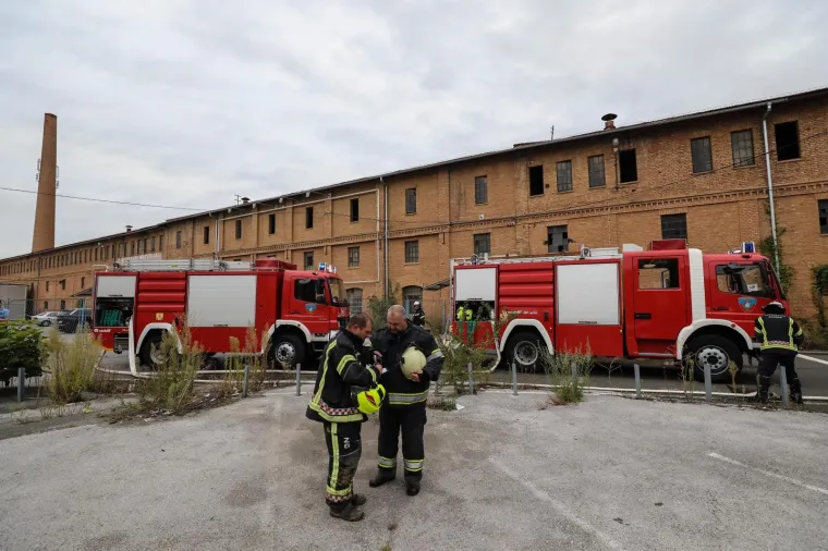 Planuo krov stare ciglane u Zagrebu: 23 vatrogasca ugasila vatru