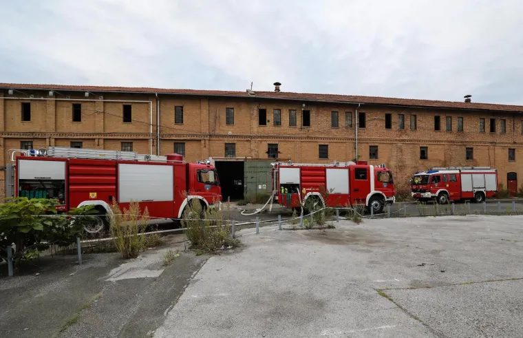 Planuo krov stare ciglane u Zagrebu: 23 vatrogasca ugasila vatru