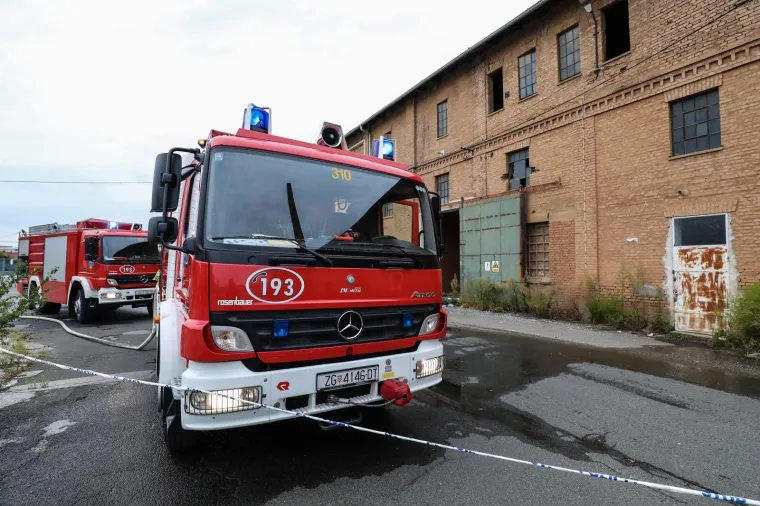 Planuo krov stare ciglane u Zagrebu: 23 vatrogasca ugasila vatru