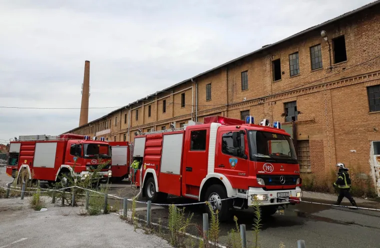 Planuo krov stare ciglane u Zagrebu: 23 vatrogasca ugasila vatru
