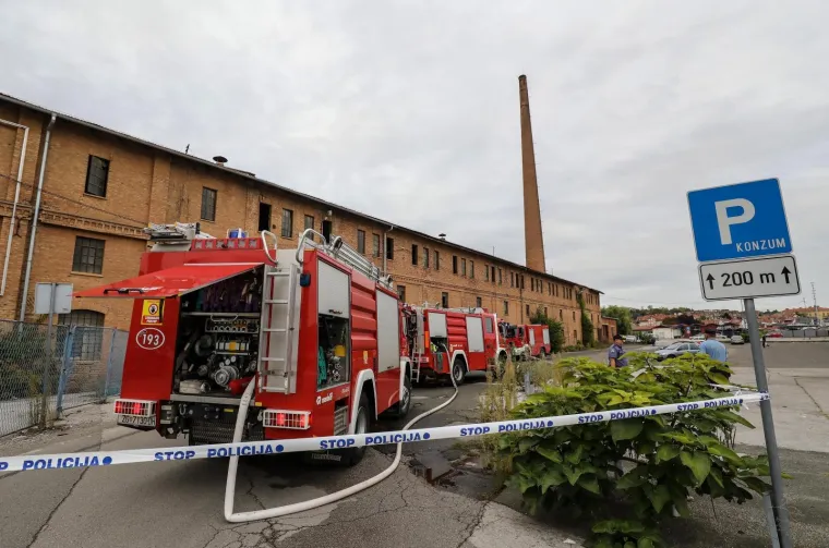 Planuo krov stare ciglane u Zagrebu: 23 vatrogasca ugasila vatru