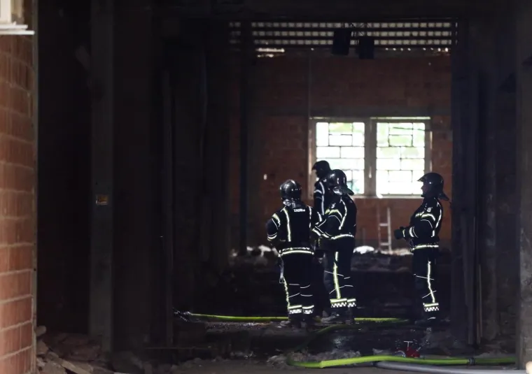 Planuo krov stare ciglane u Zagrebu: 23 vatrogasca ugasila vatru