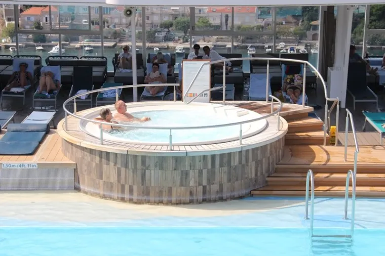 Ovako izgleda unutra&scaron;njost luksuznog kruzera koji je uplovio u Dubrovnik: Ima bazene, igrali&scaron;ta, restorane...