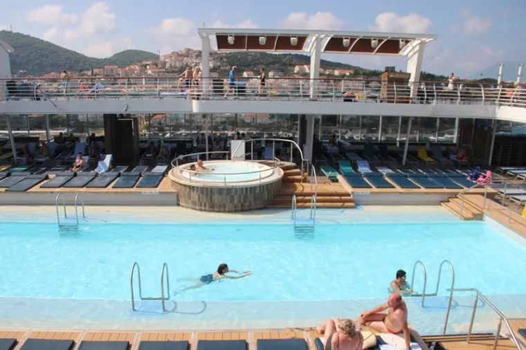 Ovako izgleda unutra&scaron;njost luksuznog kruzera koji je uplovio u Dubrovnik: Ima bazene, igrali&scaron;ta, restorane...