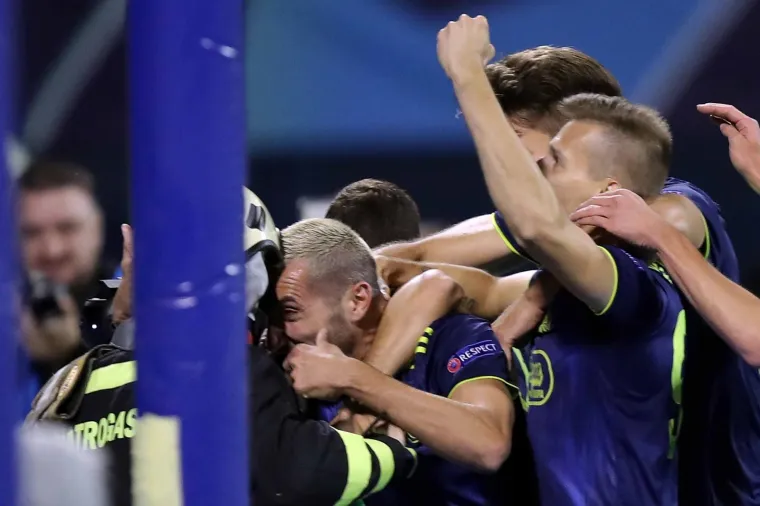 Rapsodija Modrih u Maksimiru! Dinamo pred 30 tisuća navijača svladao Atalantu!