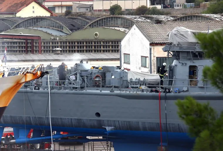 Požar u &Scaron;ibeniku: Planula raketna topovnjača Vukovar, okružila ju četiri vatrogasna vozila