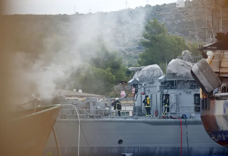 Požar u &Scaron;ibeniku: Planula raketna topovnjača Vukovar, okružila ju četiri vatrogasna vozila