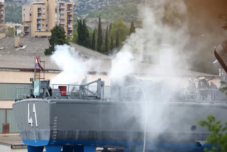 Požar u &Scaron;ibeniku: Planula raketna topovnjača Vukovar, okružila ju četiri vatrogasna vozila