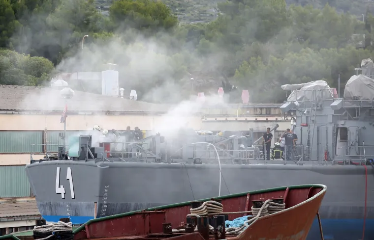 Požar u &Scaron;ibeniku: Planula raketna topovnjača Vukovar, okružila ju četiri vatrogasna vozila